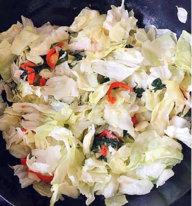 放入卷心菜帮的部分翻炒片刻在放入叶的部分，把准备好的食材，醋、蚝油，盐、糖等调味料都放进去翻炒均匀出锅即可