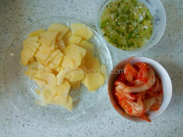 土豆切片凉水浸泡，辣白菜切块