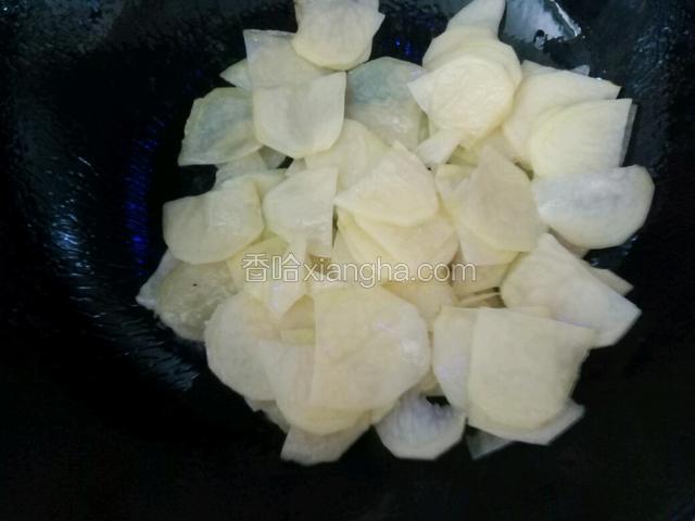 加入土豆片翻炒