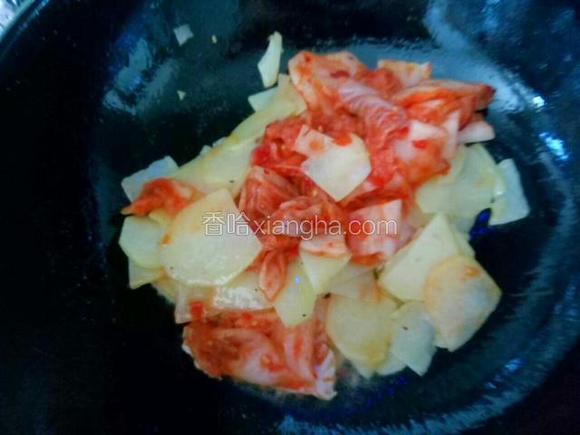 土豆片炒至9分熟时加入辣白菜翻炒