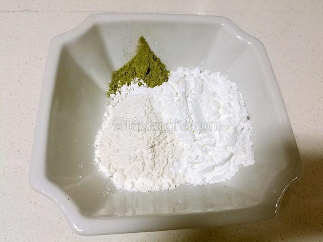 低筋面粉，玉米淀粉，抹茶粉倒入一个碗里。