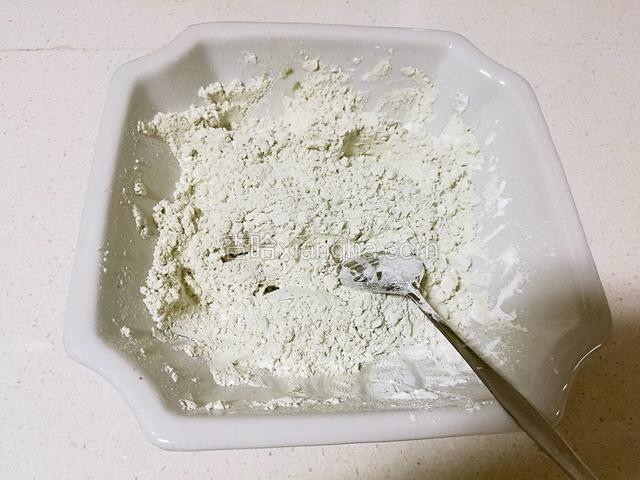 用勺子把三种粉混合均匀。