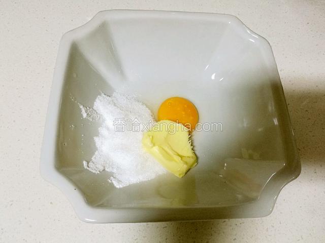 将软化的黄油，糖，盐，蛋黄放在碗里。