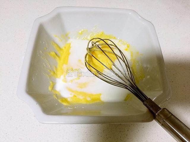 然后加入牛奶。