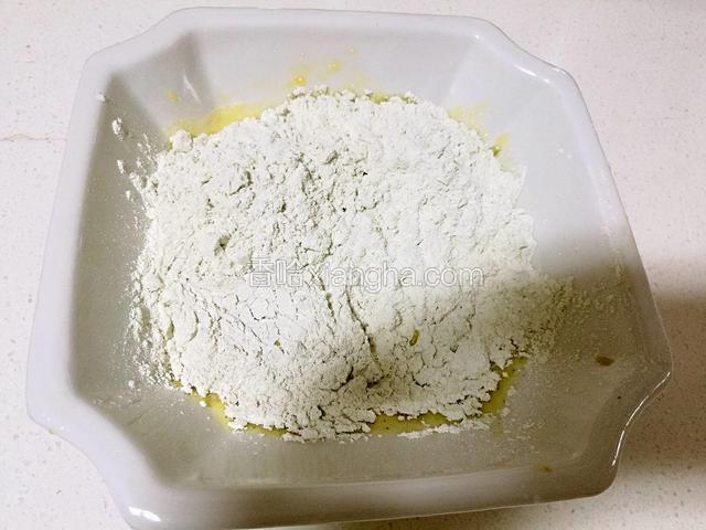 然后加入过筛后的面粉，玉米淀粉和抹茶粉。
