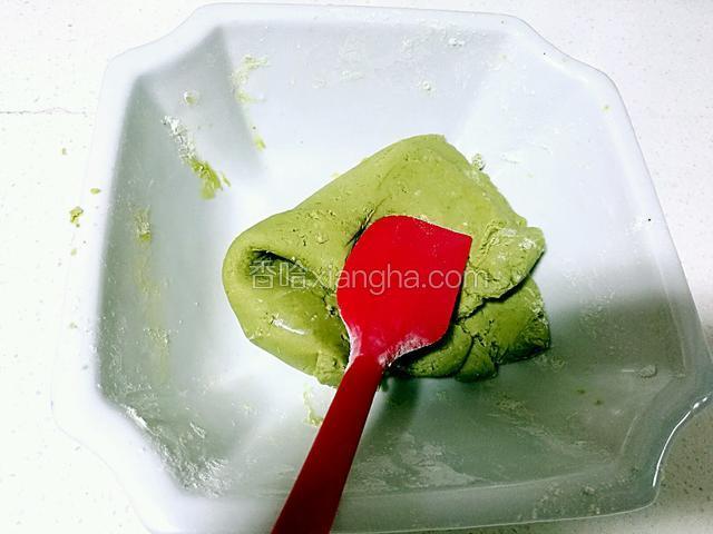 用刮刀边压边拌，使粉类和黄油糊糊充分混合在一起，成为面团。