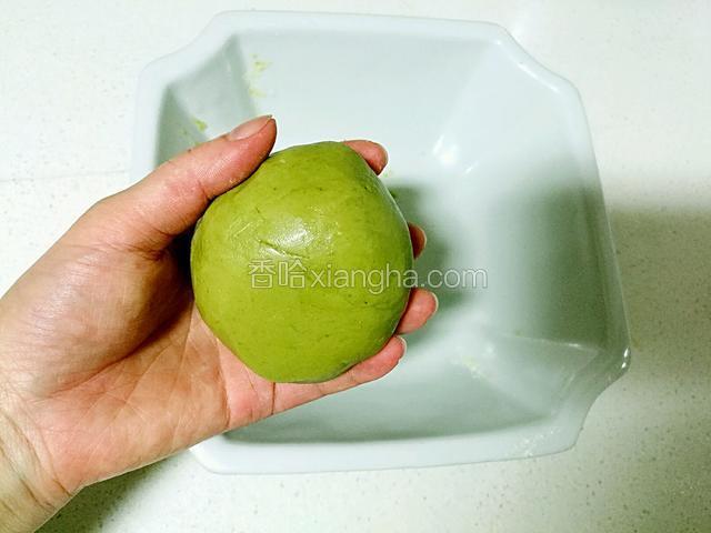 拌的差不多的时候，可以直接用手揉成面团(只要面粉和黄油糊糊彻底揉匀就行，不要久揉)。