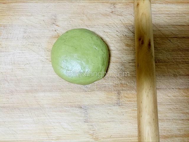 将面团放在案板上，压扁。