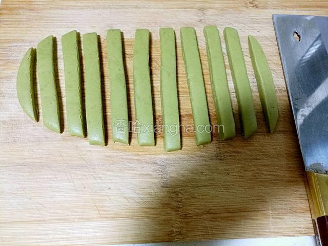 将面片切成宽度约1.2cm的长条。