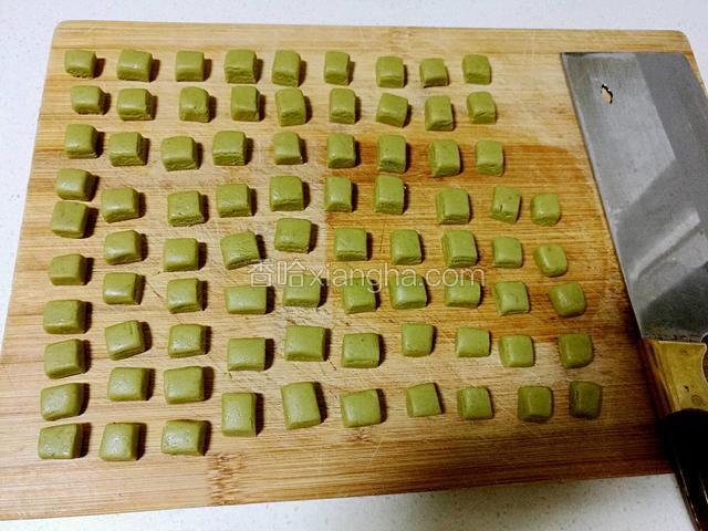 再将长条切成小丁。