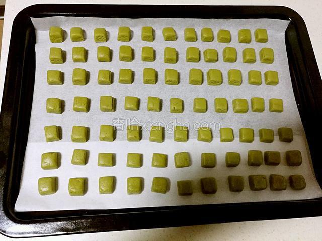 将小丁均匀的摆在铺了油纸的烤盘上。