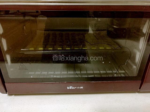 放入预热好的烤箱，中层上下火，上火155度，下火140度，烤15分钟左右。