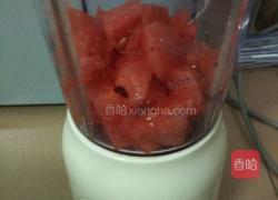 鲜榨西瓜汁的做法图解2