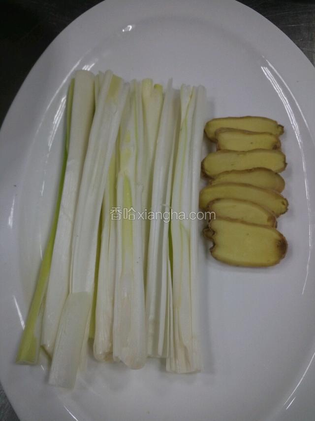 将大葱，姜下油锅炸至金黄色捞出，放在高汤里煮出香味，调好盐味！
