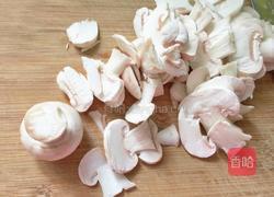 低脂奶油蘑菇酱配鸡腿肉的做法图解3