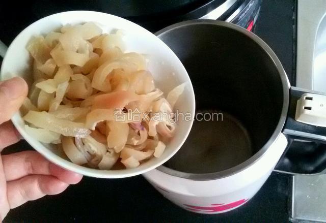 然后倒入豆浆机。