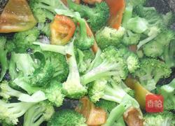 西兰花炒彩椒的做法图解5