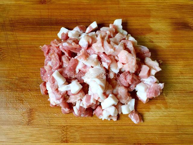 猪肉洗净后切成小丁备用。