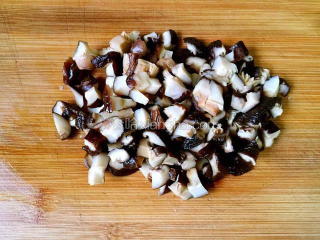 香菇提前泡发，洗净切成小丁，备用。