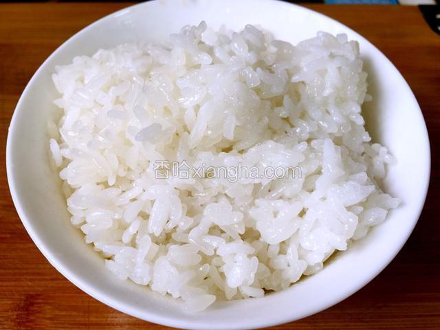 糯米和大米提前浸泡一小时候，放入电饭锅中，煮出软硬适中的米饭，备用。