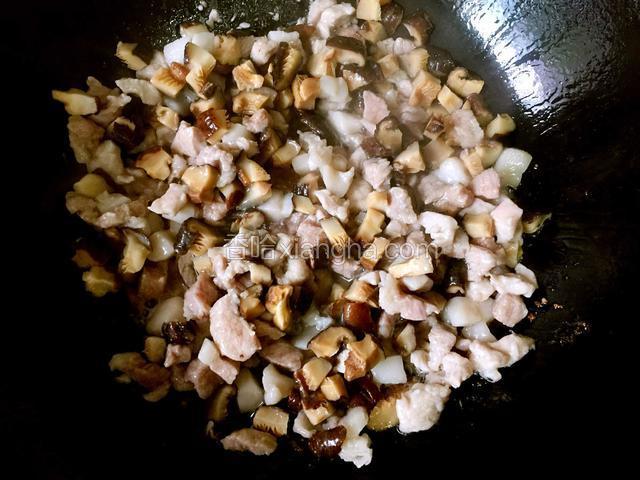 接着放入切好的香菇丁一起翻炒均匀。