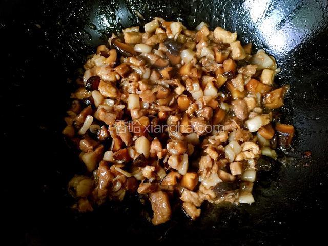 加少许白糖，生抽，老抽，蚝油，调味。最后放入虾皮翻炒片刻即可。