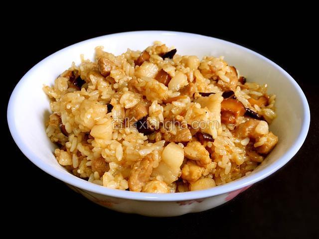 锅内放入煮好的米饭和香菇猪肉虾皮翻拌均匀，晾凉后备用。