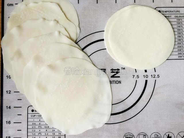 饺子皮用擀面杖把饺皮边缘的皮擀薄。