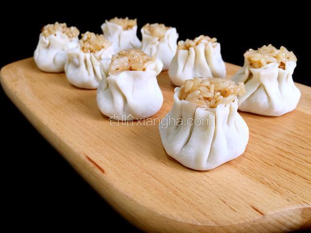 饺皮内放入适量馅儿，包好整形即可。