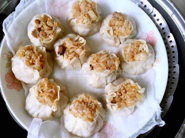 锅内放入适量清水，水开后放入包好的烧卖，盖上锅盖蒸7-8分钟即可出锅。