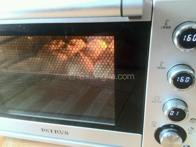 预热烤箱160℃，中层烘烤30分钟，上色后盖上锡纸，以免烤糊。