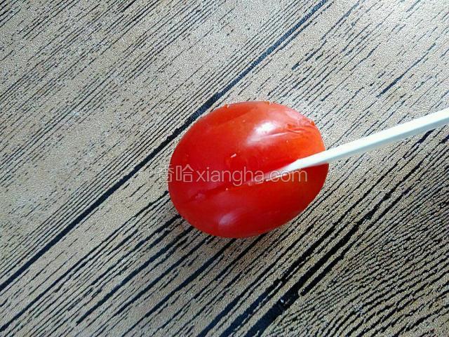 取一个圣女果，在圣女果的1/3处直向切开。