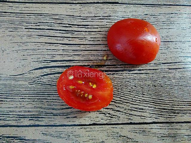 分成大小两部分。小的部分作为兔子耳朵、大的部分作为兔子身体。