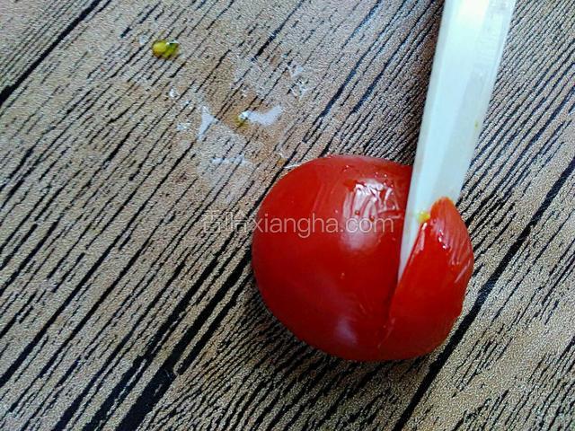 大的部分同样在1/3处的位置往下横切1cm深。