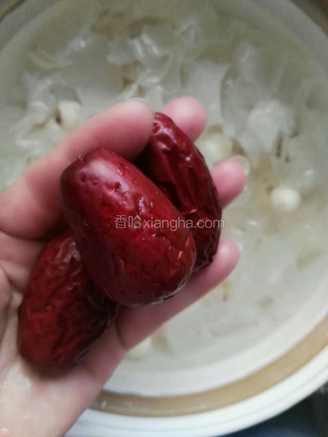 银耳泡发洗干净，大枣身上用剪刀扎些空一起下锅大锅煮开！