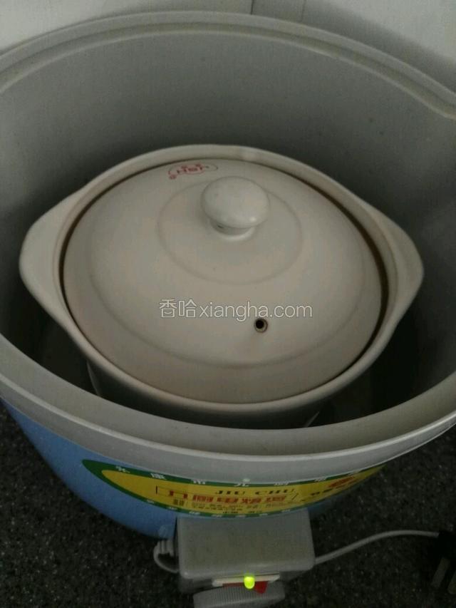 煮开后的汤放煲锅里大约三小时后放冰糖继续煮20分钟撒上枸杞就可以出锅了，煲锅可以让莲子百合银耳特别的入味，入口即化让胶质完全释放出来！根本不会像酒店那种脆脆还需要勾淀粉！