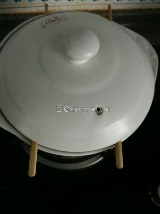 没有煲锅的亲就要花点煤气时间小火慢慢炖煮哟！可以如下图放两根筷子以免银耳汤溢出！