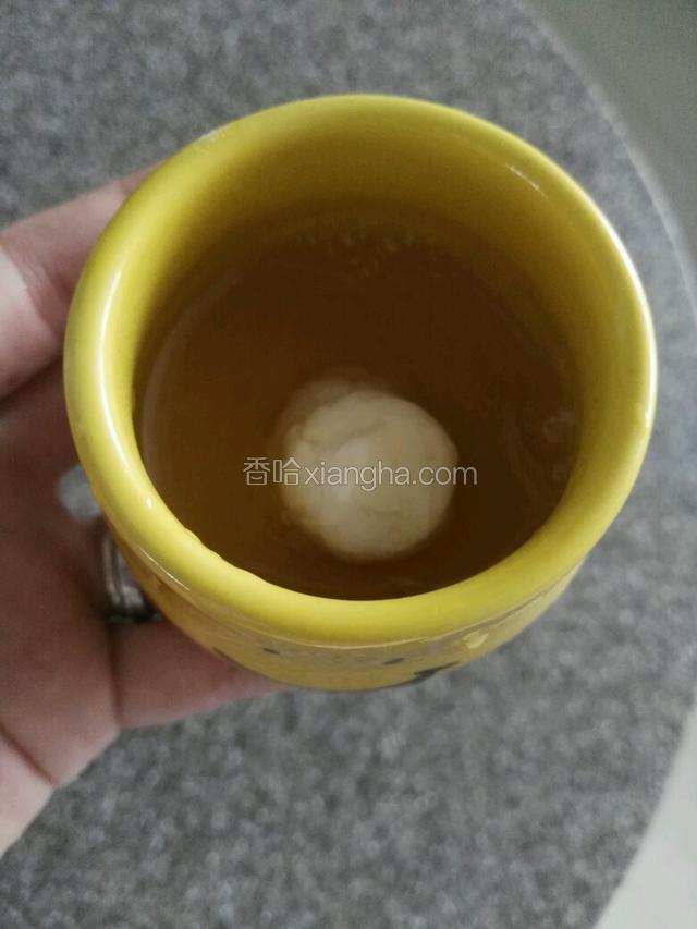 在没有放冰糖前可以弄些汤液泡面膜片，银耳汤敷面膜美白看的见！