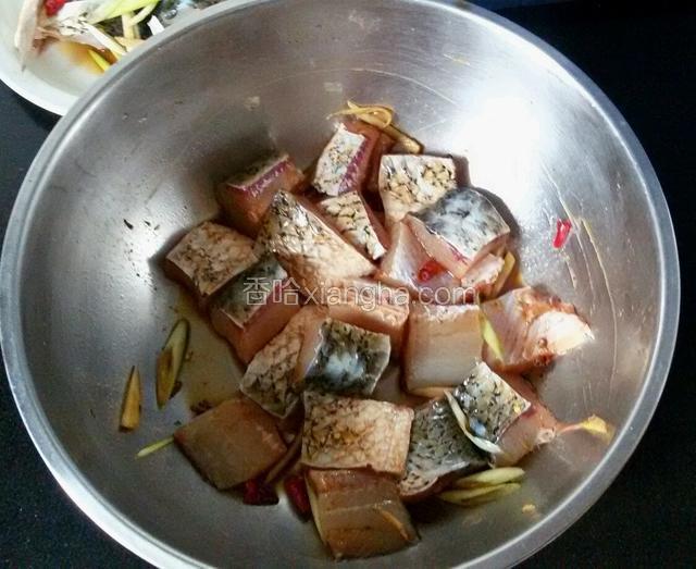 放葱姜干辣椒,花椒面,八角,盐,料酒腌制一个小时。