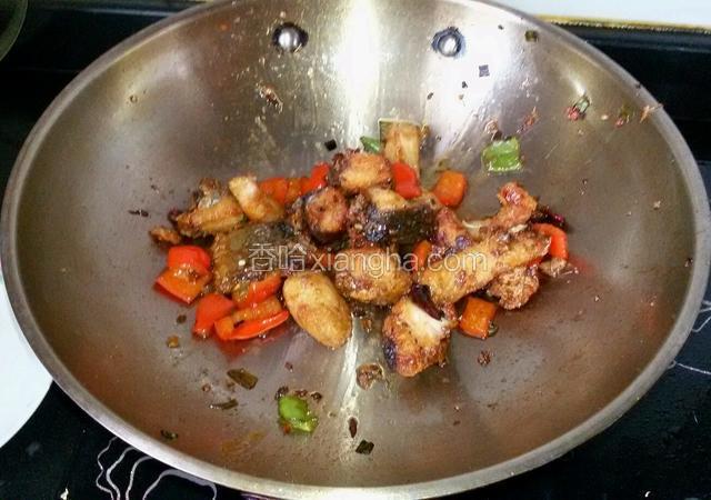 煸炒均匀关火，关火以后放少许鸡精和香油即可。