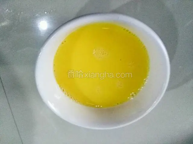 鸡蛋两个打入碗里备用，