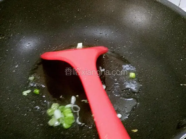 另起锅，少量油，热锅下葱花，炒香，