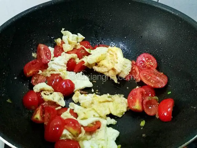 圣女果炒一会接着下刚刚烙的鸡蛋饼，翻炒均匀，翻炒均匀出锅，