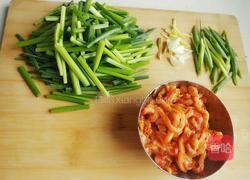 韭菜苔炒肉丝的做法图解2