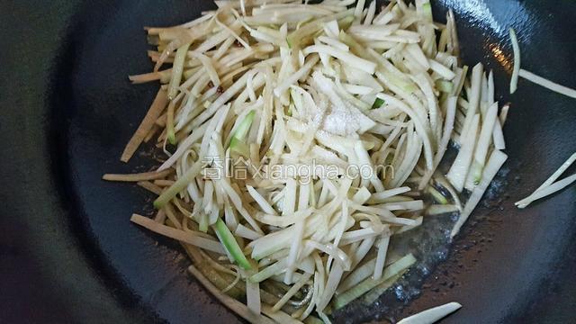 不停翻炒，以免粘锅