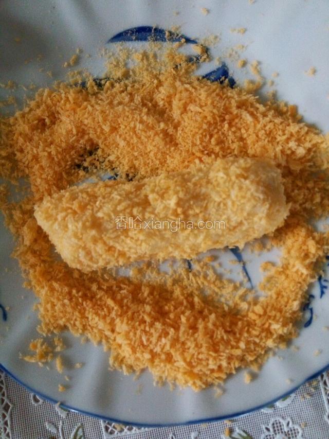 不用滚面粉，鸡蛋，直接滚面包糠。