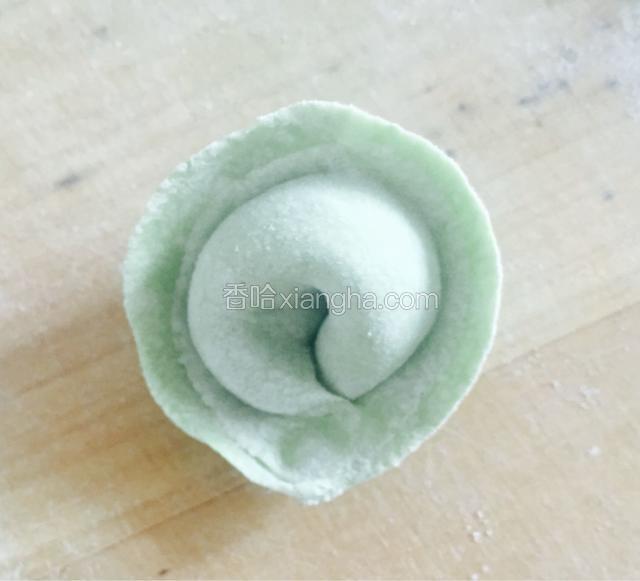 再把两个边角对折捏紧