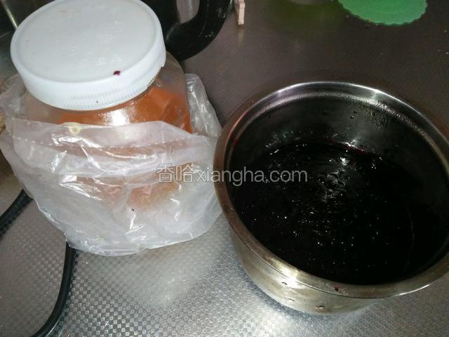 准备好蜂蜜和蓝莓酱