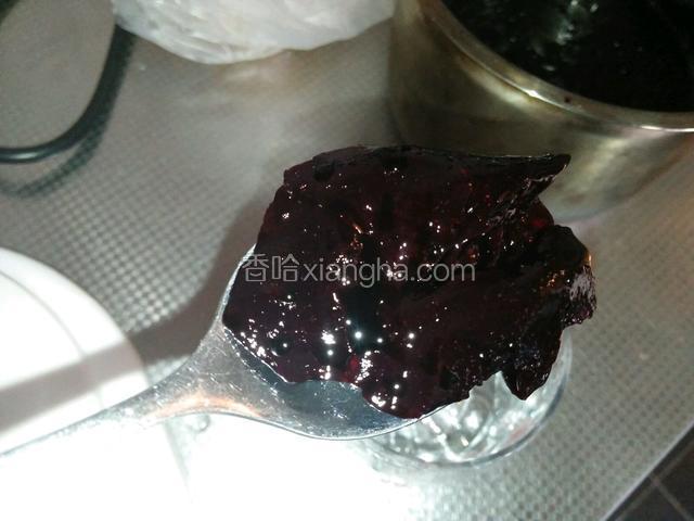 取满满一勺蓝莓酱