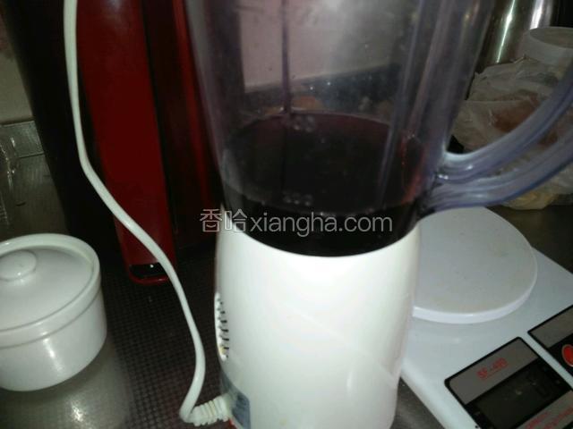 放入料理机，再加上凉开水，搅拌15秒
